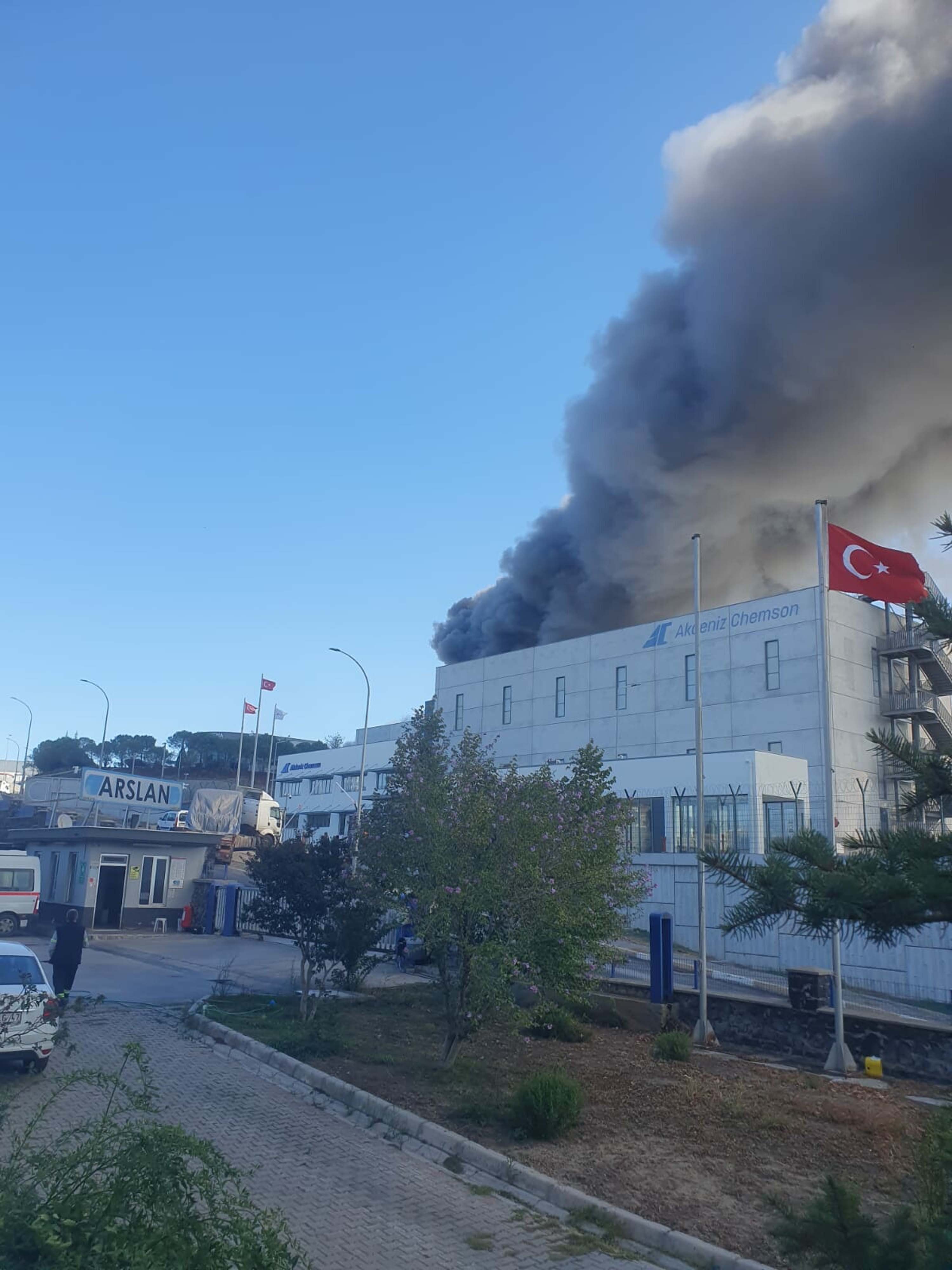 Kimyasal Madde Üreten Fabrikada Yangın Çıktı